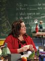 Mike & Molly : Peggy Shaves Her Legs