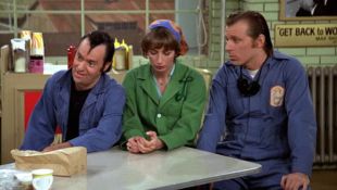 Laverne & Shirley : There's a Spy in My Beer
