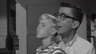 Dennis the Menace : Dennis Learns to Whistle