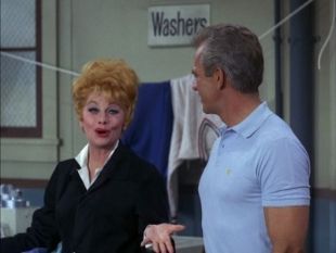 The Lucy Show : Lucy Meets Joan