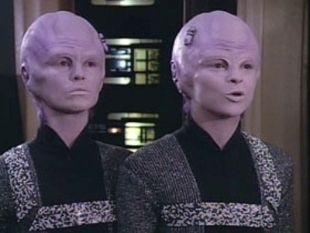 Star Trek: The Next Generation : 11001001