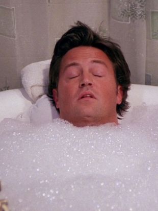 Friends : The One Where Chandler Takes a Bath
