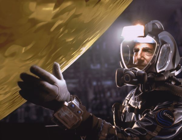 Sphere (1998) Barry Levinson Synopsis, Characteristics