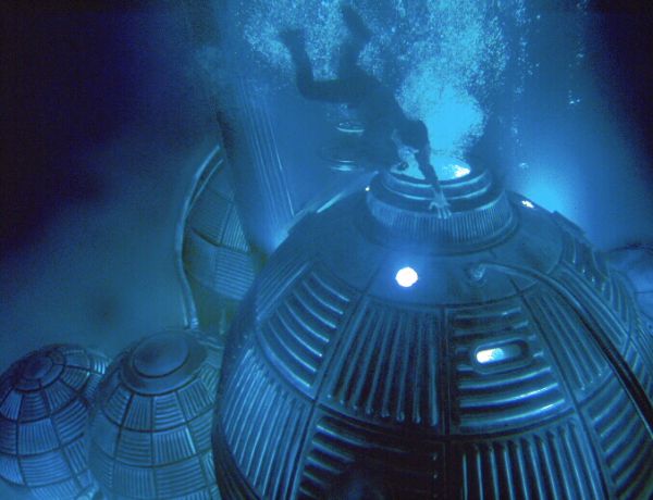 Sphere (1998) - Barry Levinson | Synopsis, Characteristics, Moods