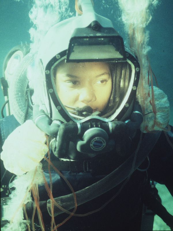 Sphere (1998) Barry Levinson Synopsis, Characteristics, Moods