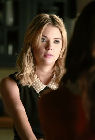 Pretty Little Liars : The Mirror Has Three Faces