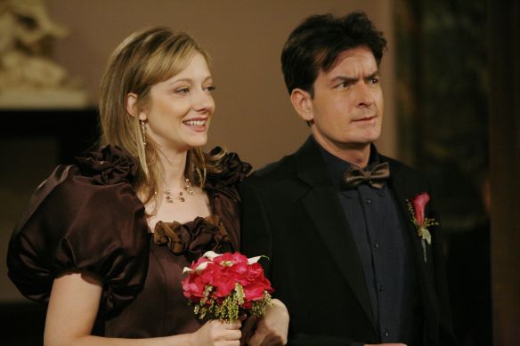 Two and a Half Men : Aunt Myra Doesn't Pee a Lot - Jerry Zaks | Data
